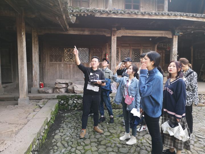 中國(guó)計(jì)量大學(xué)師生赴臺(tái)邊村開(kāi)展“最美民宿”設(shè)計(jì)調(diào)研活動(dòng).jpg 中國(guó)計(jì)量大學(xué)師生赴臺(tái)邊村開(kāi)展“最美民宿”設(shè)計(jì)調(diào)研活動(dòng).jpg